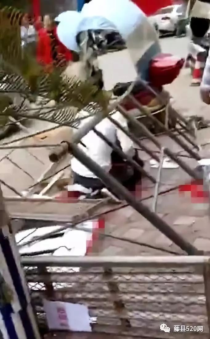 揪心!藤县河东一工人从脚手架上掉下摔伤!