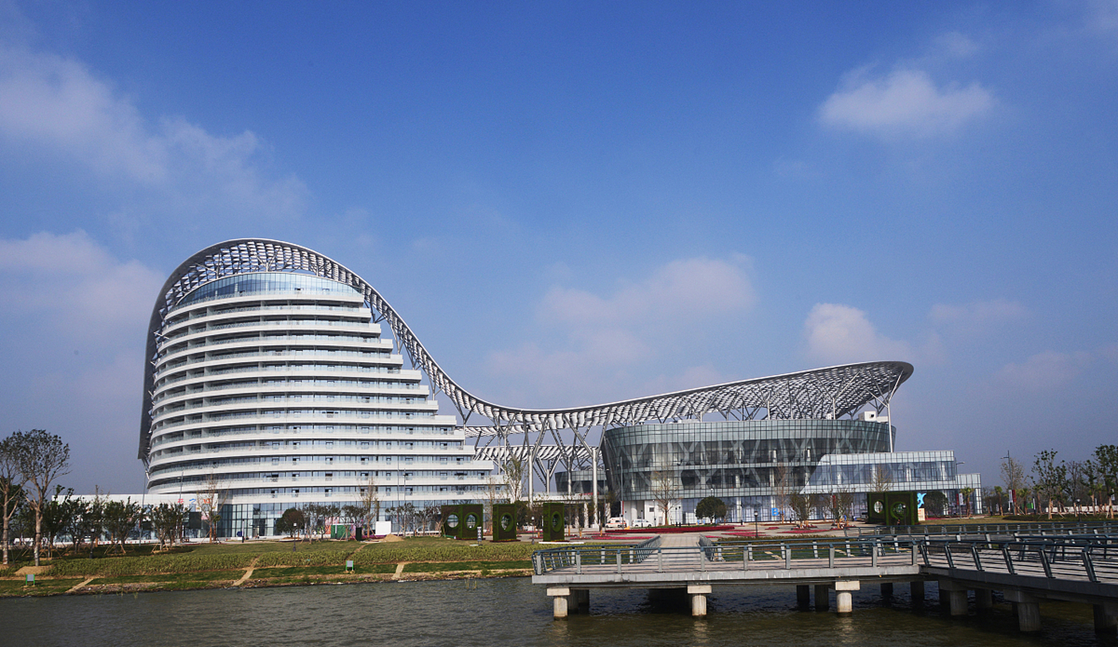 浙江湖州龙之梦是一个集主题乐园,酒店,商业街等于一体的综合性旅游