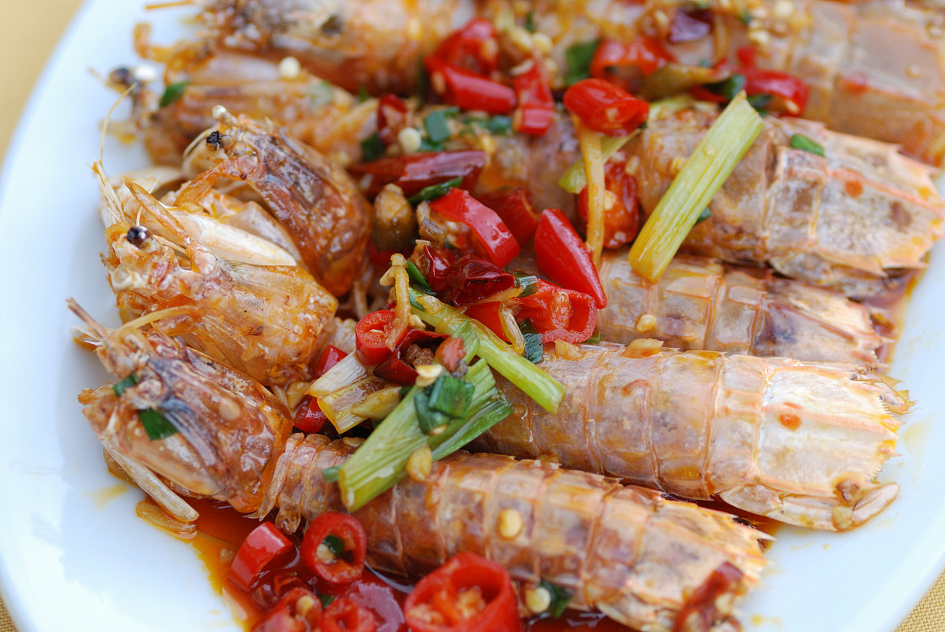 香辣皮皮虾的做法  香辣皮皮虾是一道美味的川菜,具有麻辣鲜香的口味.