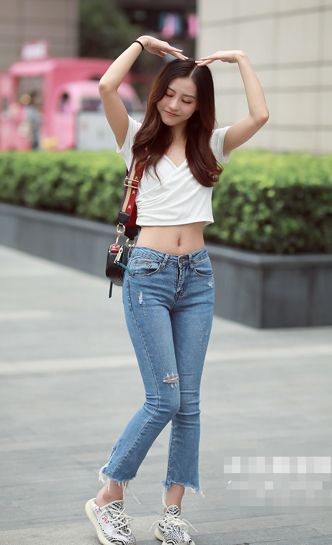 弹力高腰设计使得全身比例得到重新配置,说到水洗牛仔,女装当然不能