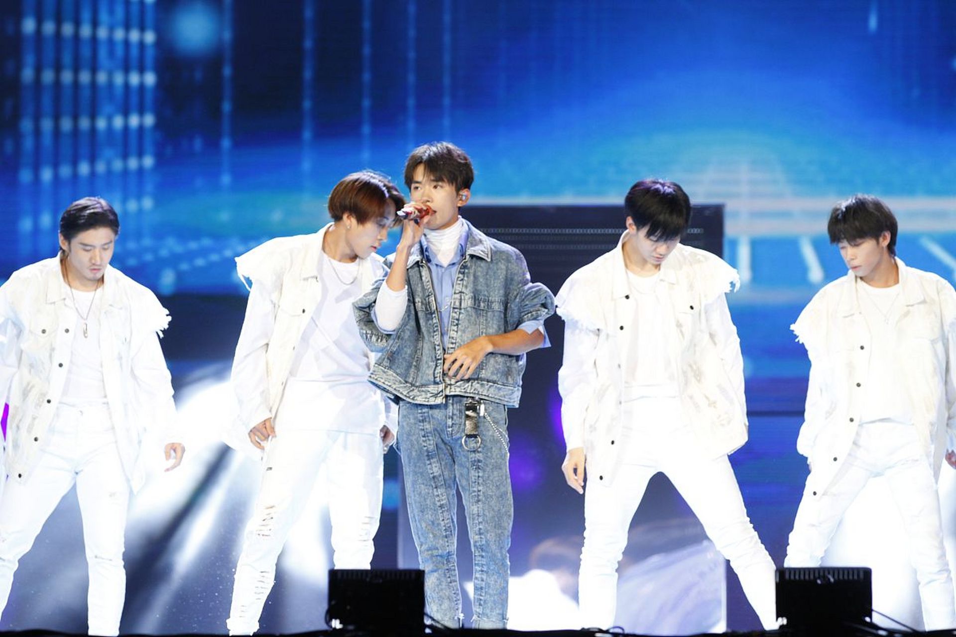 tfboys十周年演唱会# tfboys是中国内地的一支三人男子组合,由王俊凯