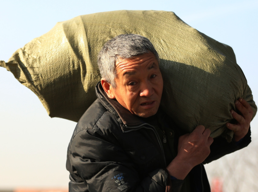6张图直击农民工为生活奔波,他们的蛇皮袋里都装了什么?