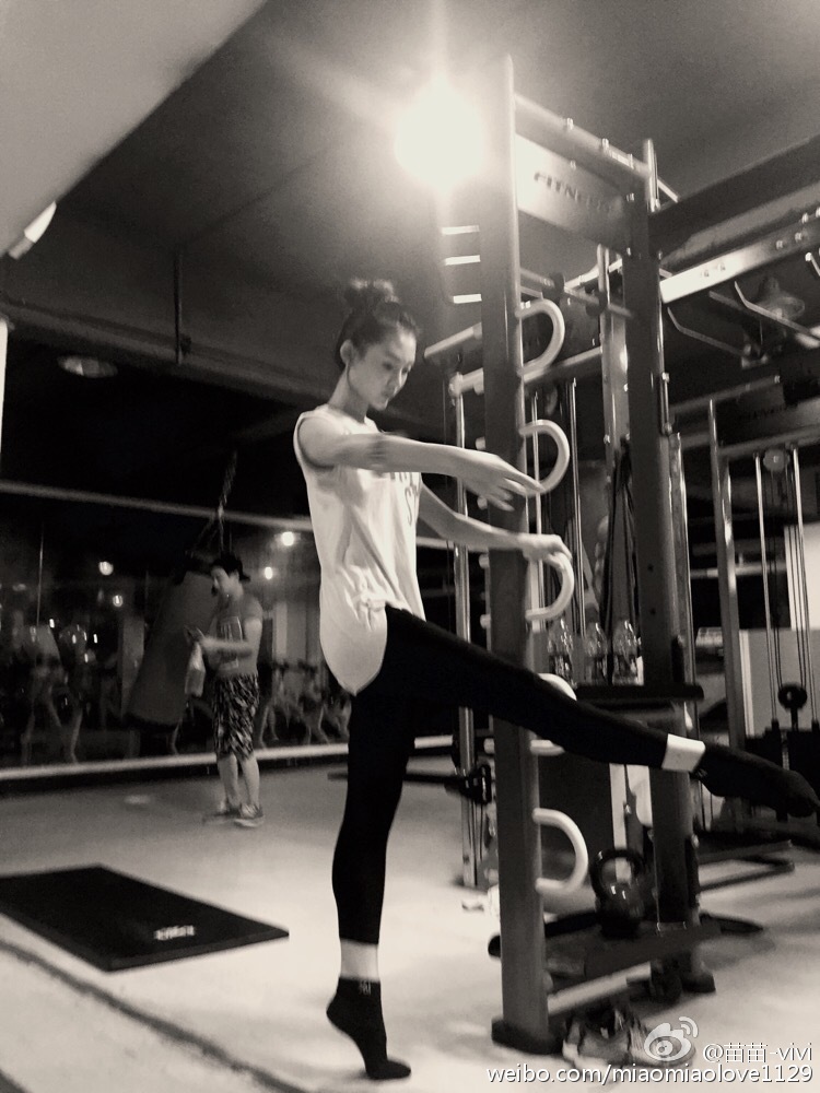 很多女演员都热爱健身,苗苗也不例外,锻炼舞蹈时的她超级认真