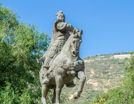 兰州人排队摸"霍去病"祈福,霍去病雕像就在这座公园里