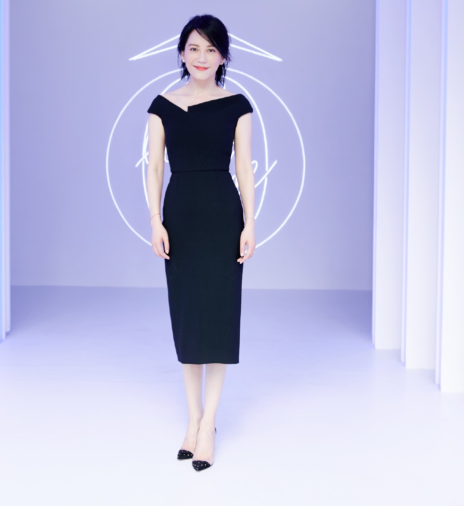 47岁俞飞鸿真会穿,花边毛衣搭配花边裙少女感十足,轻松嫩回27岁