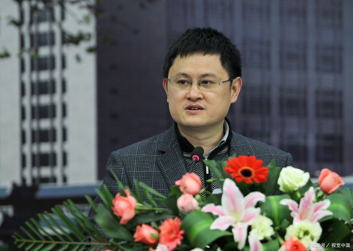 舒红兵的妻子火了,施一公的妻子却很低调,清华毕业的高考状元?