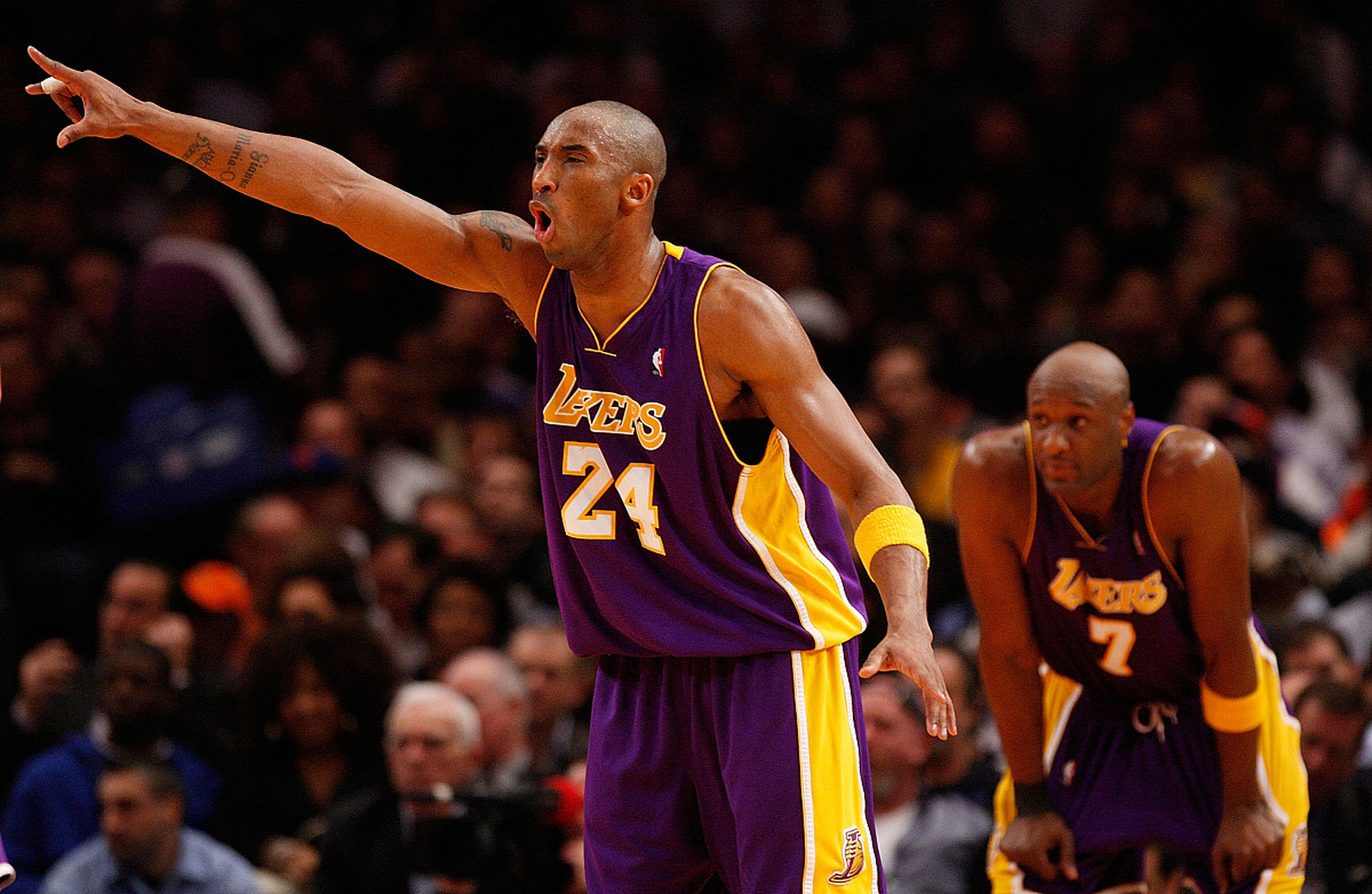 他不看球,科比一个打篮球的,和他一点关系没有,大实话啊.