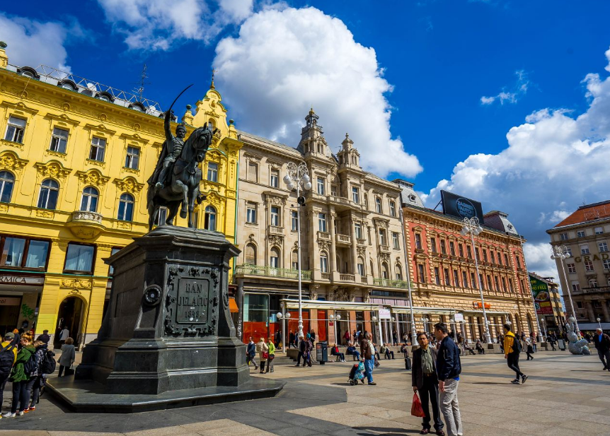 耶拉契奇总督广场是萨格勒布的城市中心,距离老城区很近.
