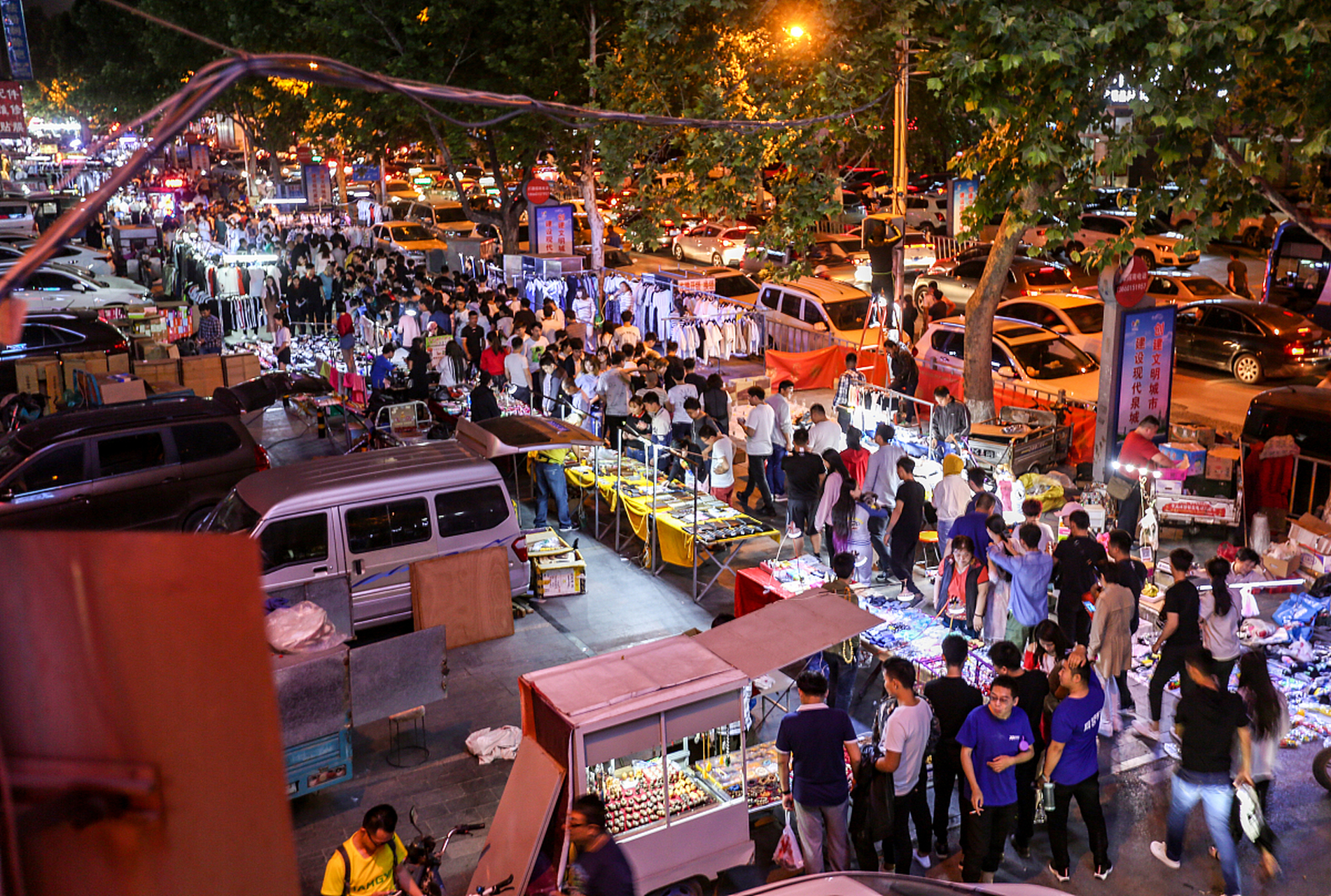 上海最大露天夜市重开# 泗泾夜市70个外摆位持证上岗