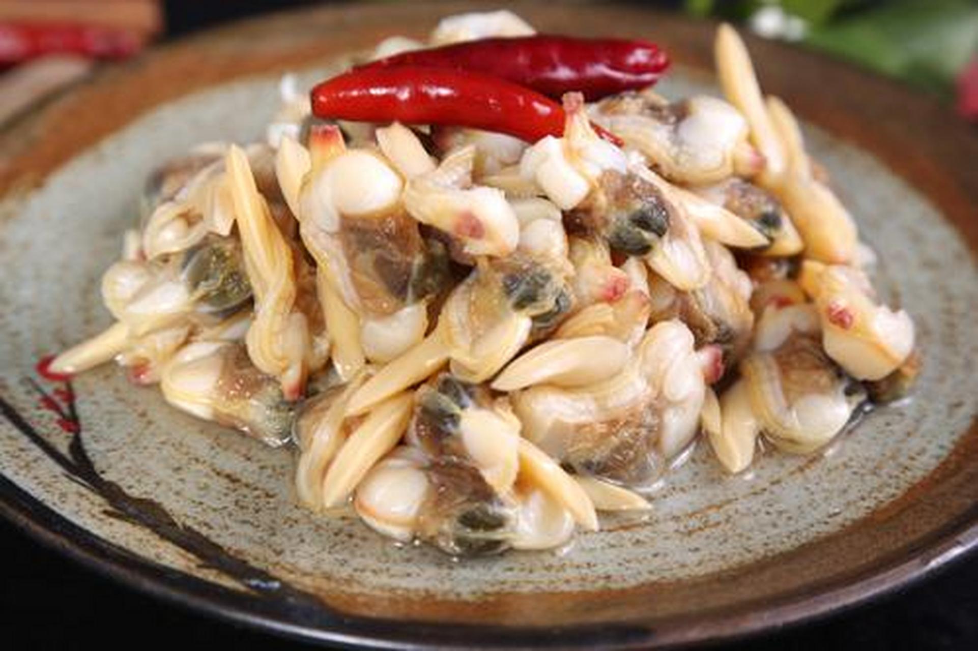 凉拌黄蚬子主料是净鲜黄蚬子,配料是韭青,调料是酱油,芥茉,香油.