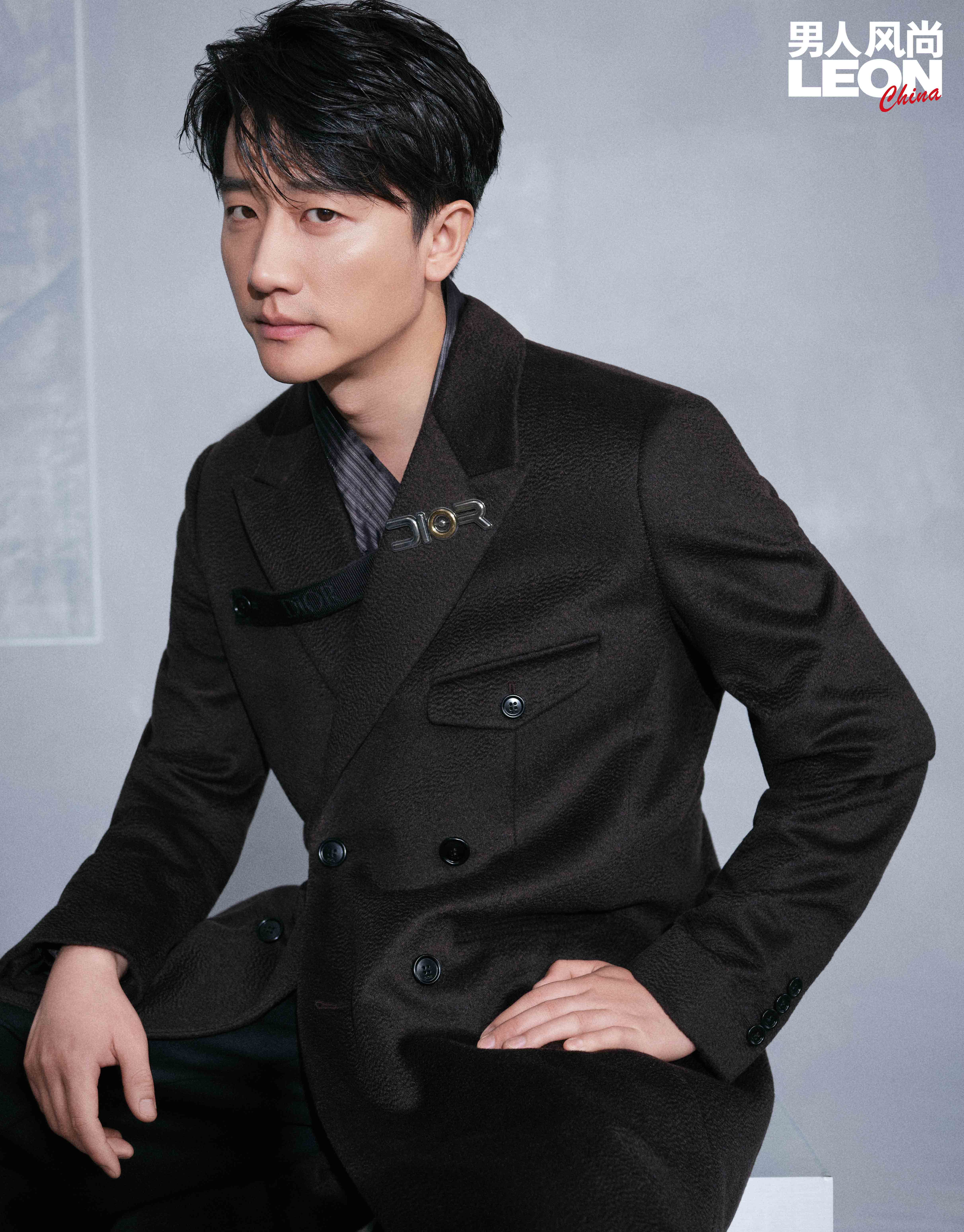 黄轩时尚大片 安静有力挥洒青春少年气