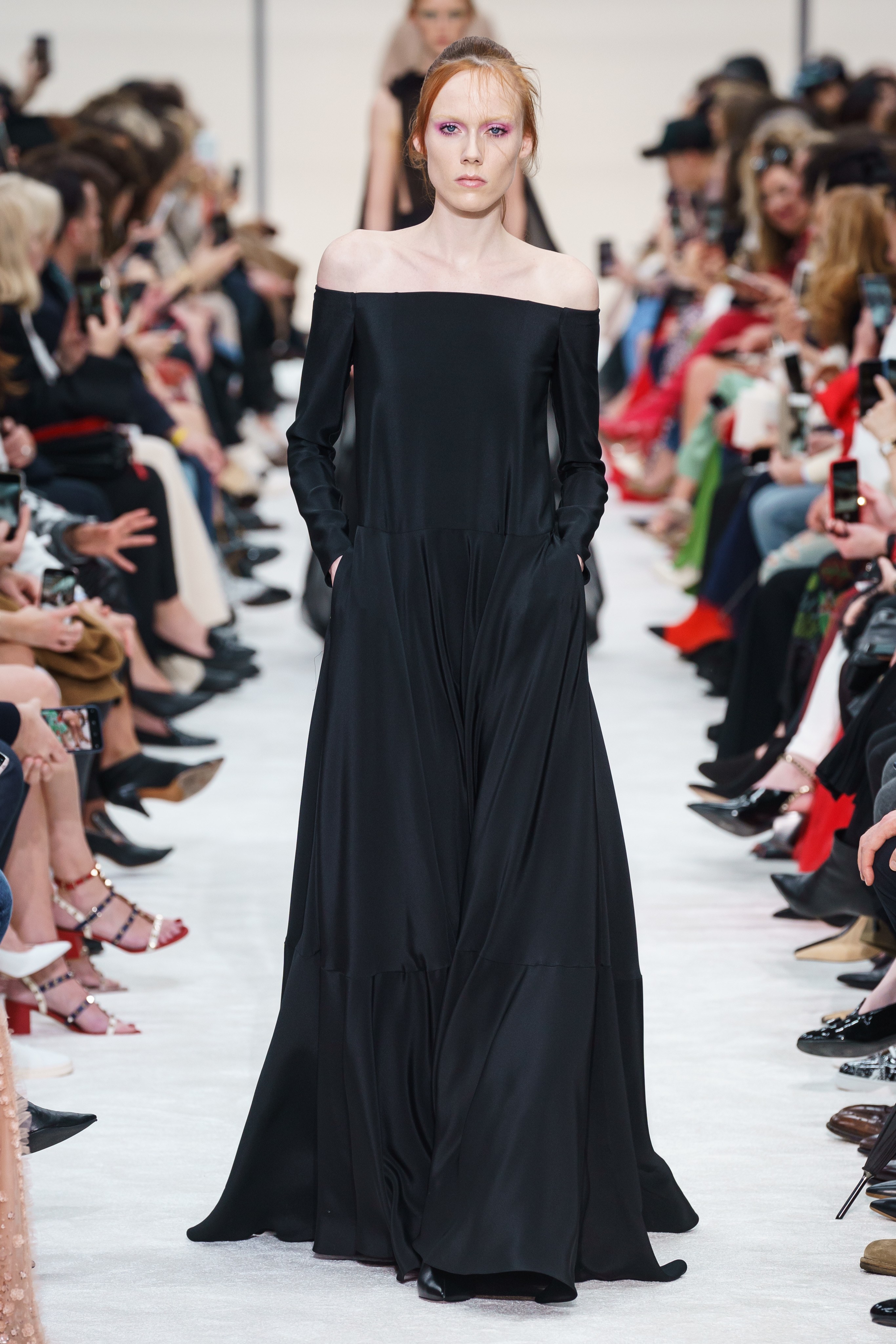 2019秋冬巴黎时装周 华伦天奴秀场 转载自百家号作者:时尚女神穿搭