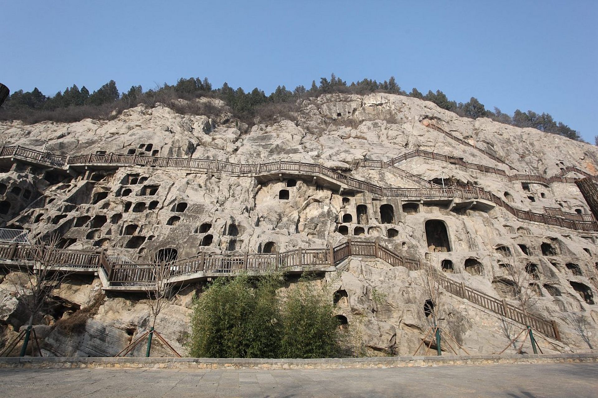 "漫步在洛阳龙门石窟"——古代佛教艺术体现 洛阳龙门石窟位于洛阳