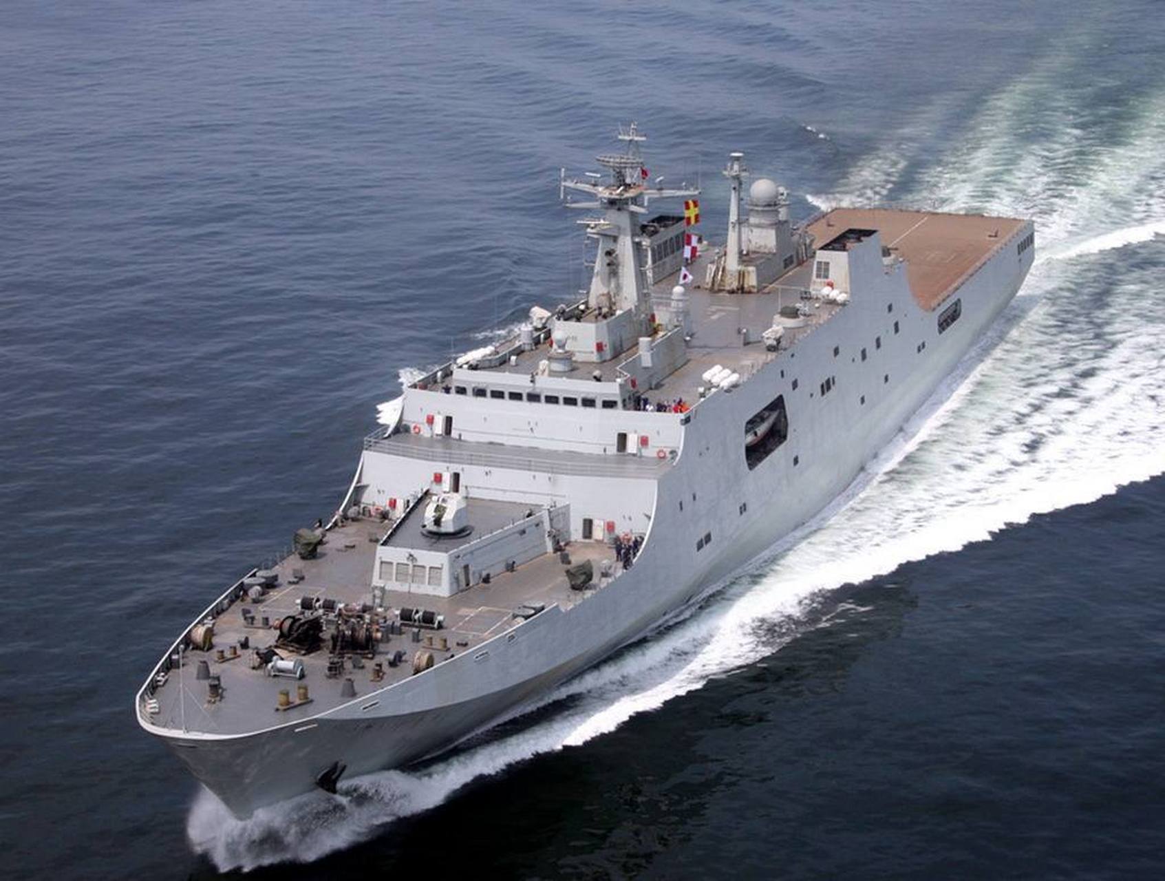 有消息爆料,舷号为980的船坞登陆舰"龙虎山"号,已经开始在东海舰队