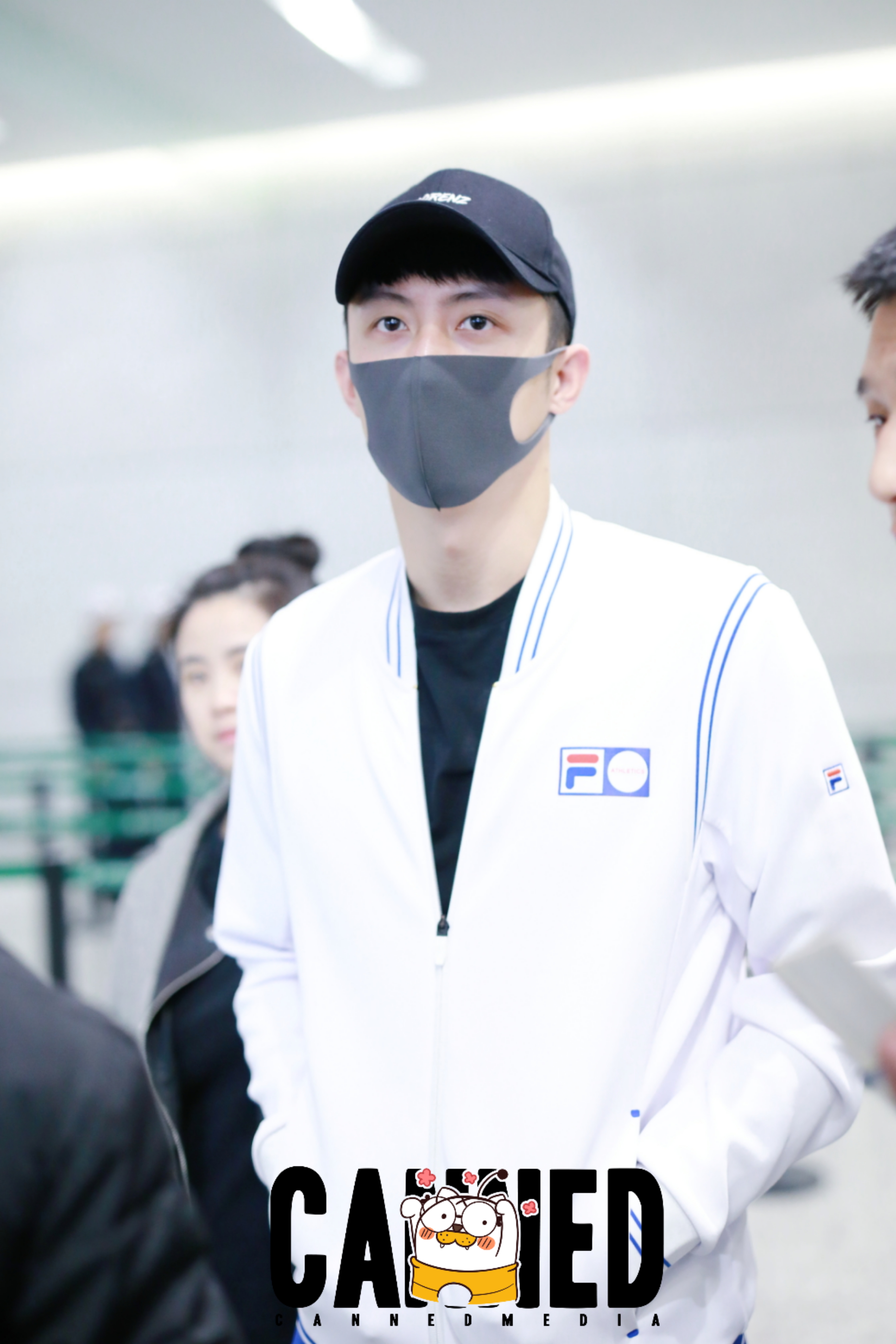 黄景瑜机场街拍,网友:一眼就能看到的一身穿搭