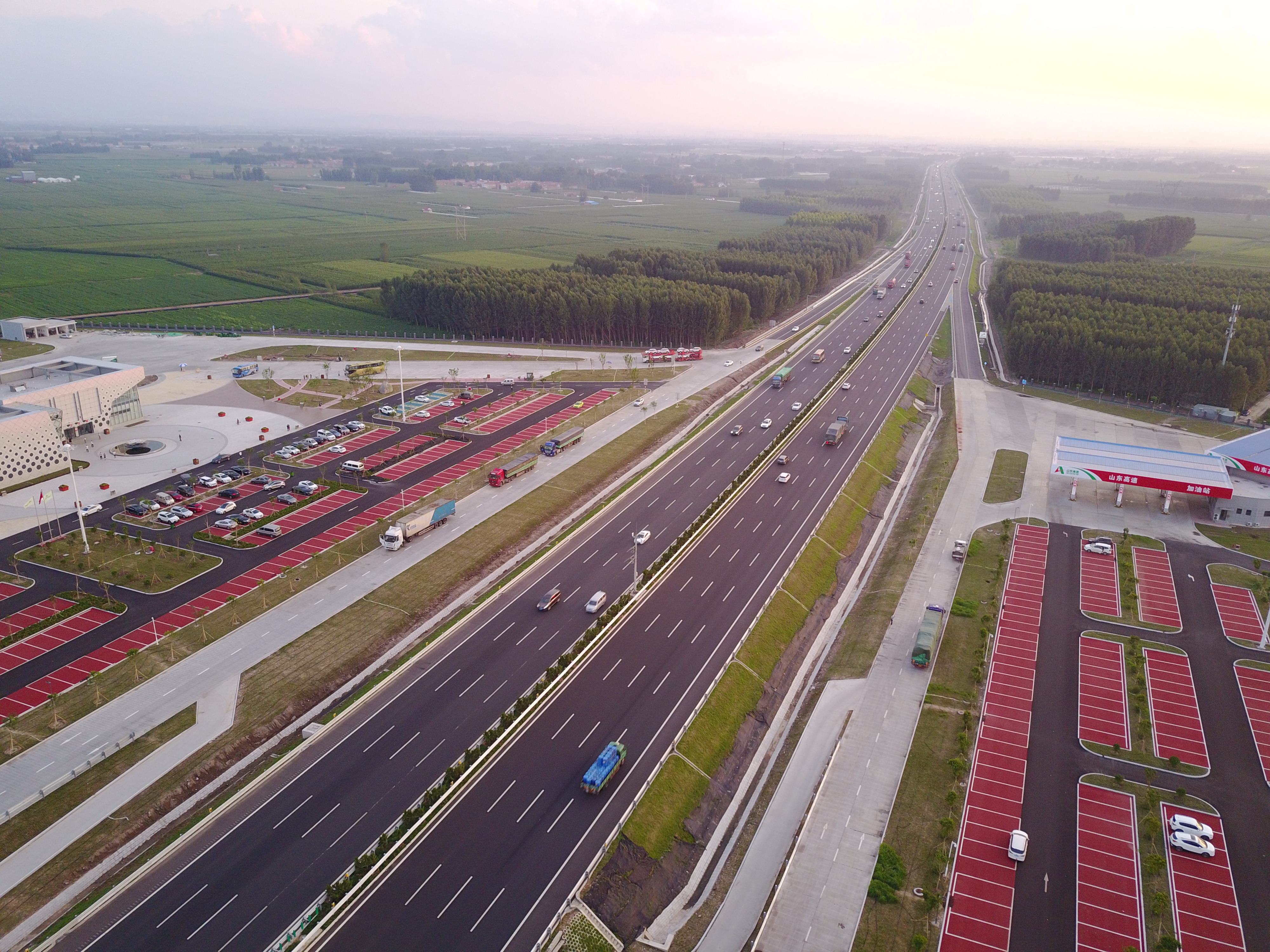 彩色的济南东高速服务区,不仅豪华漂亮还很环保