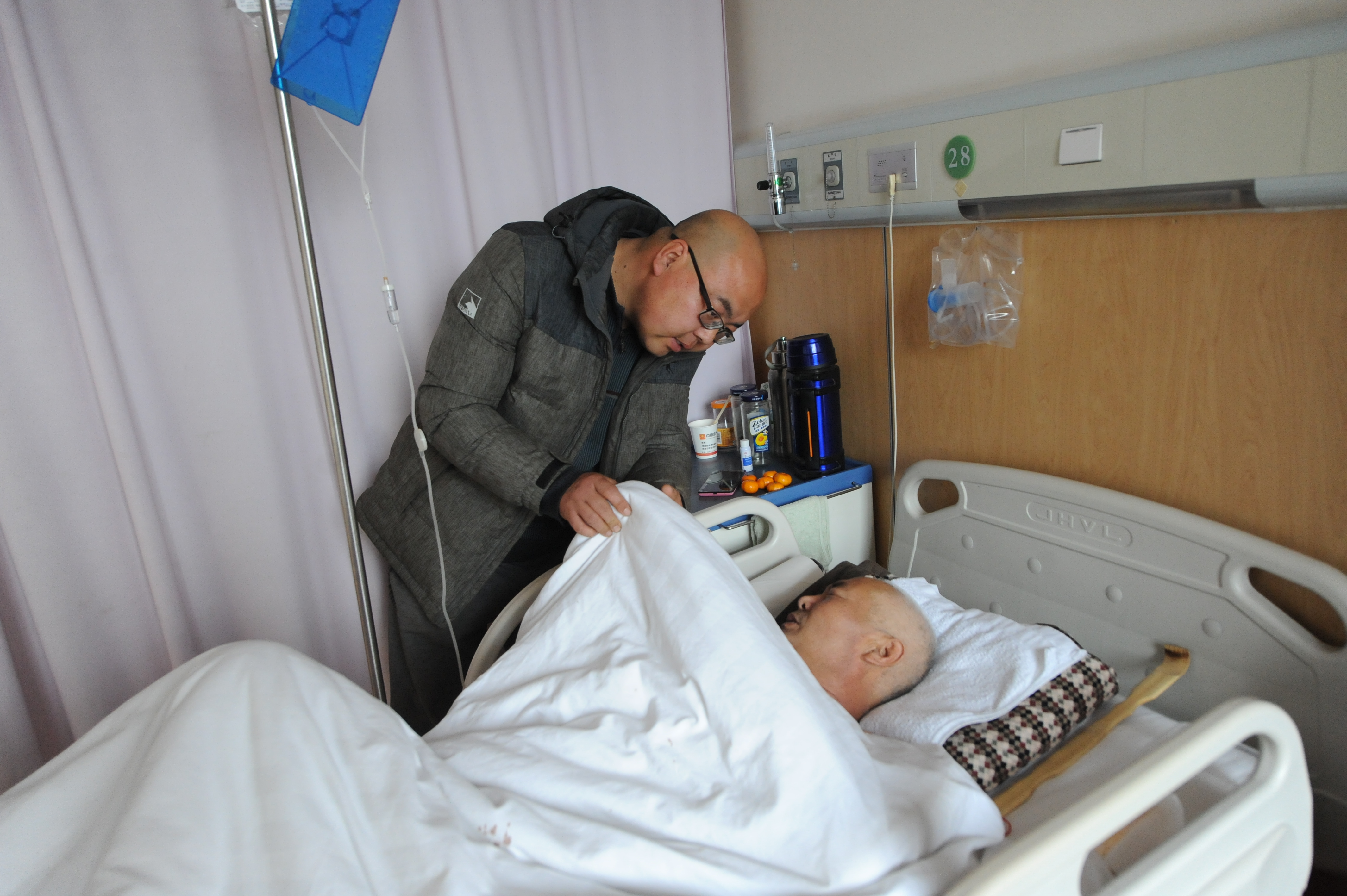 奶奶去世孙子喊人挖好墓地却埋错人,"轰隆"一声20万没了