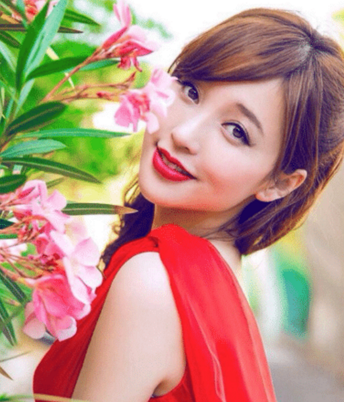 还记得《十八岁的天空》里蓝菲琳的扮演者金莎吗?如今她真的好美
