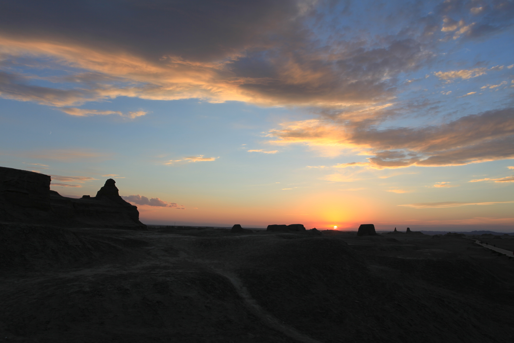 风光摄影:夕阳下的克拉玛依魔鬼城
