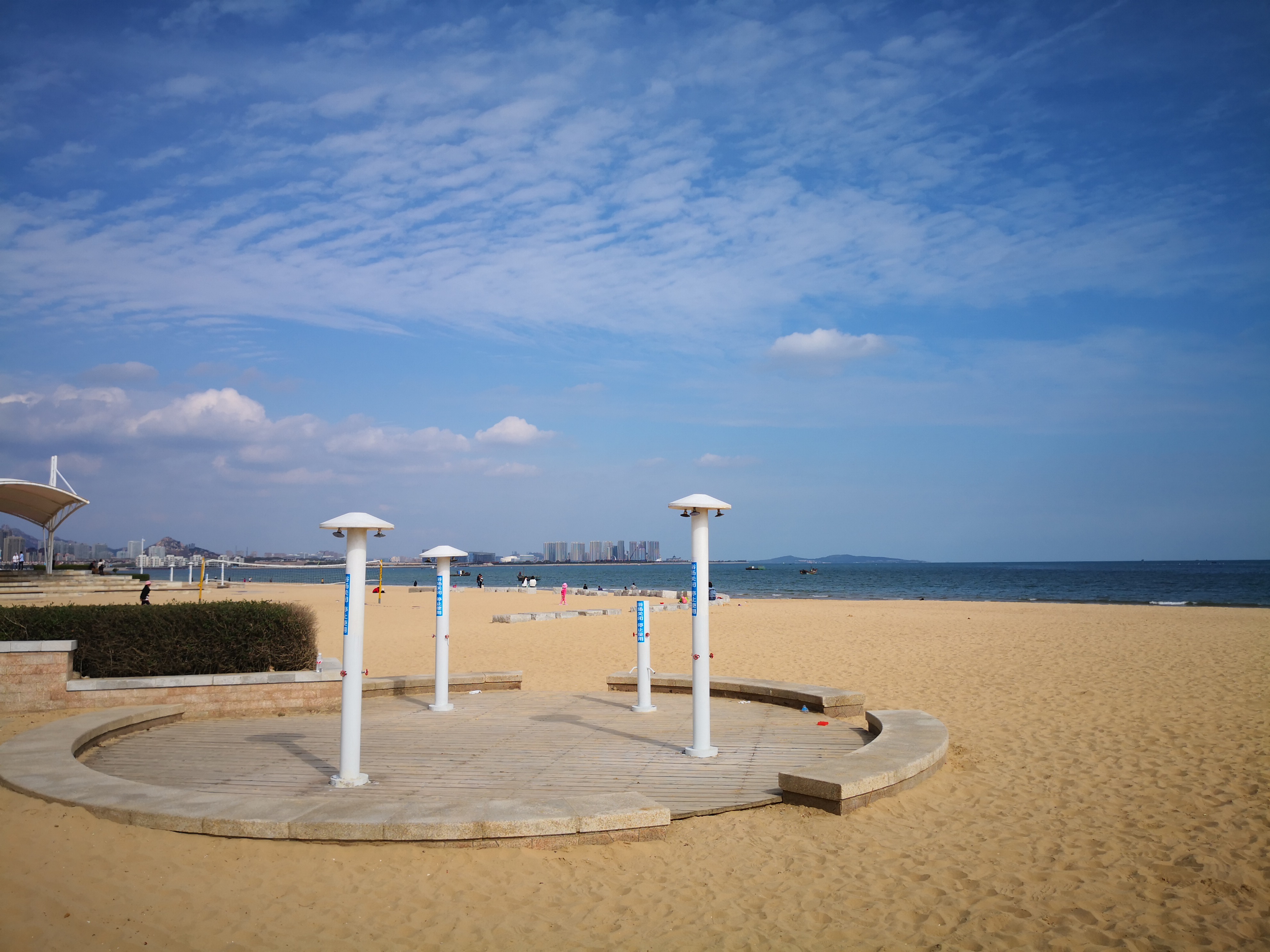 青岛城市阳台景区的风光,沙滩,大海和蓝天组合的美丽画卷.