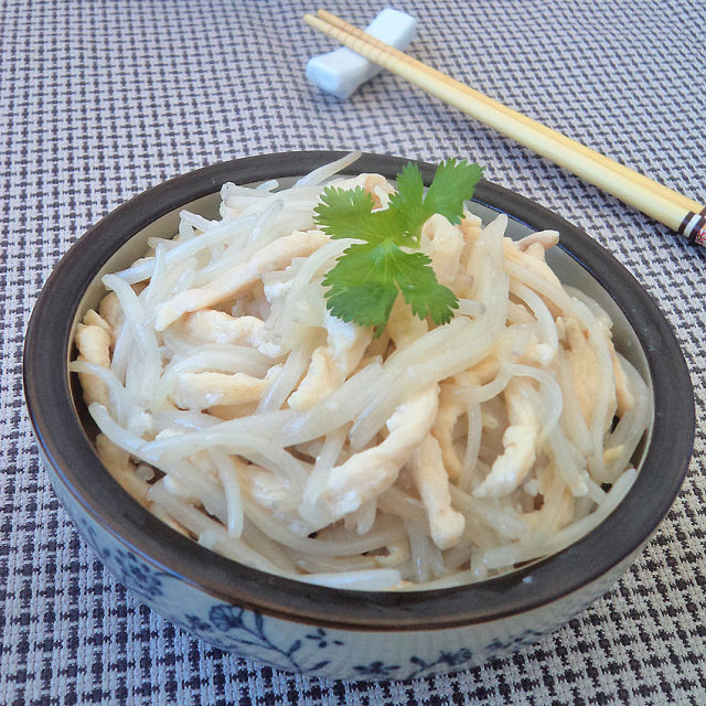 傳統天津風味佳餚雞絲銀針,雞絲滑嫩,銀針爽脆,口味鹹鮮不油膩