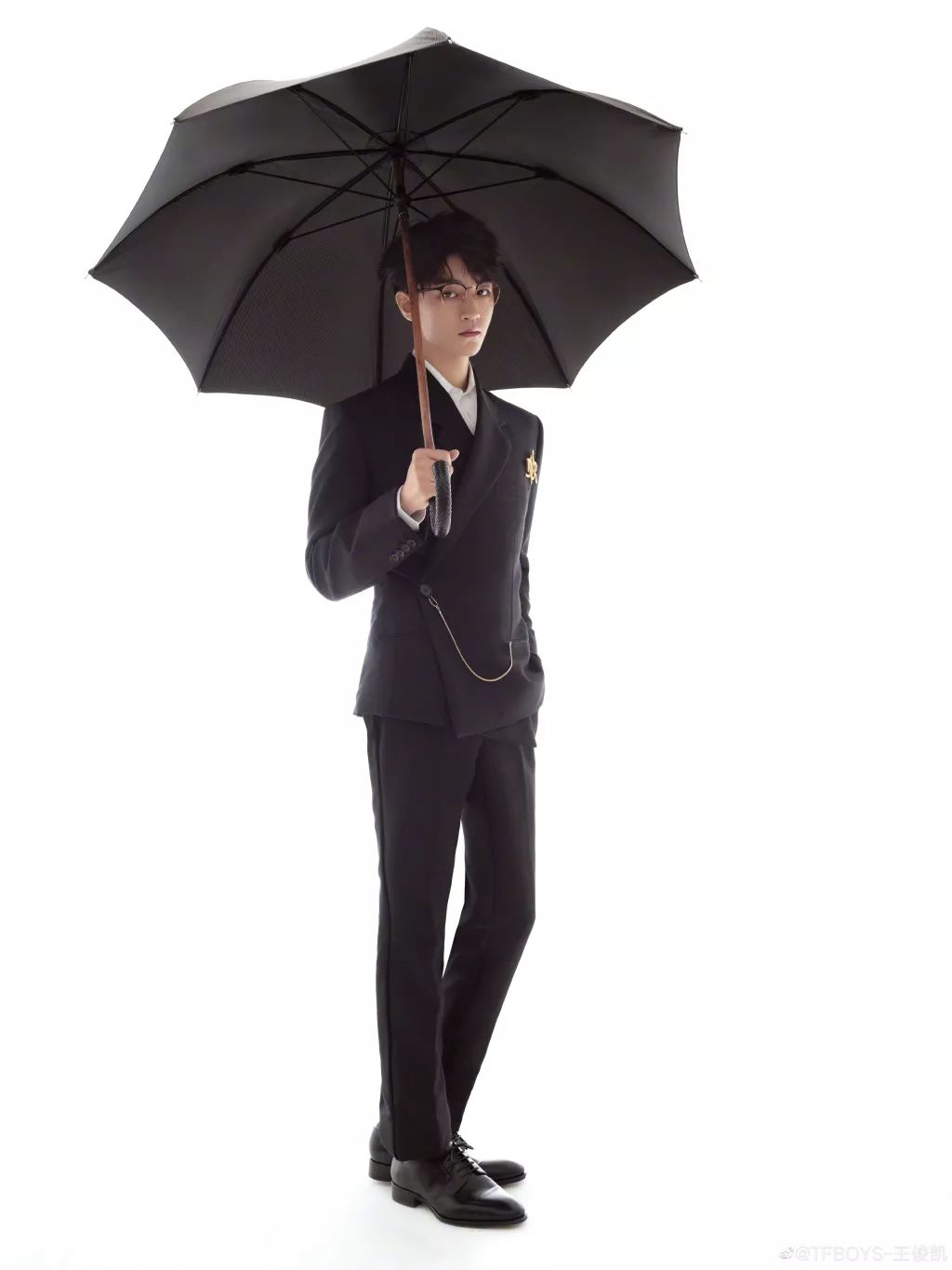 王俊凯新造型一身白色西装化身迷人的白马王子