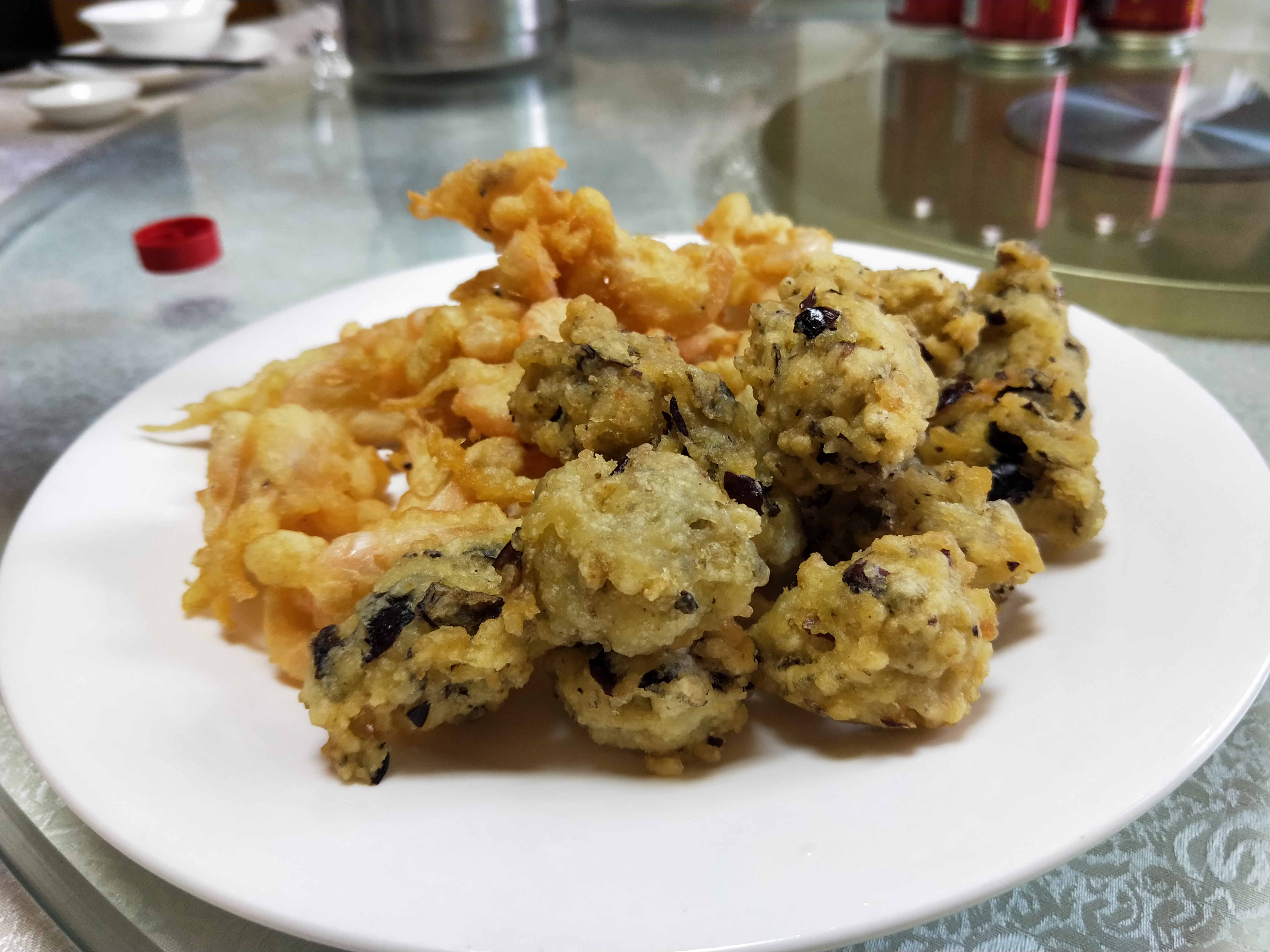 还有一道冷盘是炸荸荠,味道有点像炸花球但比炸花球好吃,只是把萝卜丝