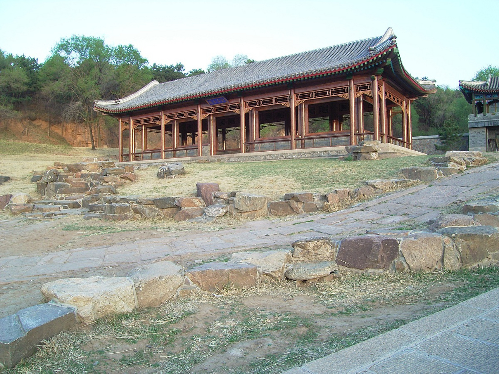 承德避暑山庄的东宫,在松鹤斋的东面,地势比正宫和松鹤斋低.