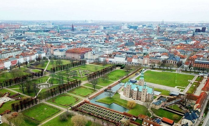 罗森堡宫俗称玫瑰堡宫,在地下展厅中还有丹麦的王冠与皇冠宝石