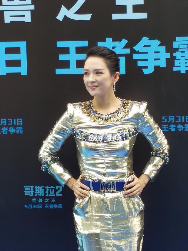章子怡"锡纸裙"亮相活动,搭配高跟鞋超吸睛,40岁近照气质好
