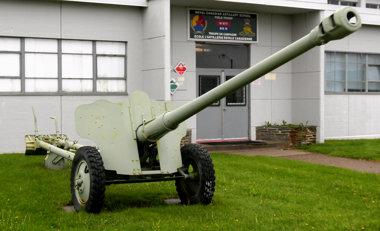 图为d-44 85毫米口径野战炮,战斗重量约1.7吨,最大射程15.6公里.