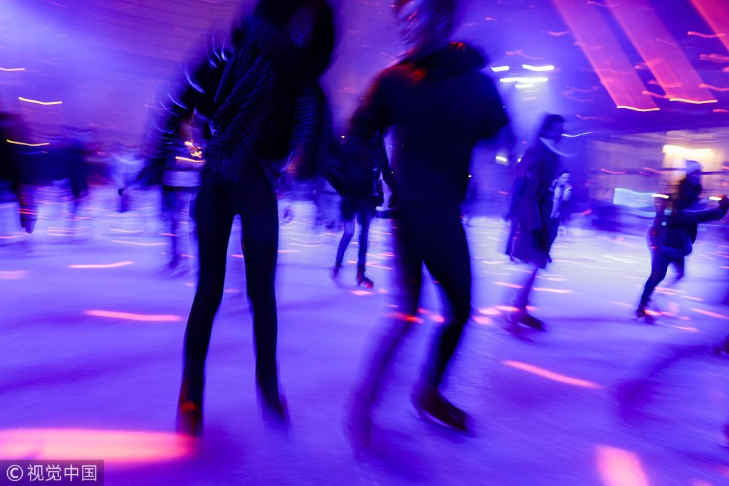 巴黎大皇宫变身最大溜冰场 炫彩灯光营造炫酷舞厅效果