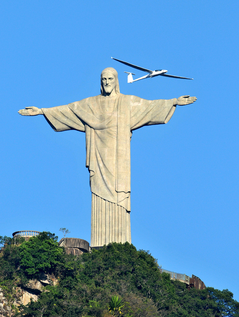 redentor)也叫巴西基督像,是一座装饰艺术风格的大型耶稣基督雕像