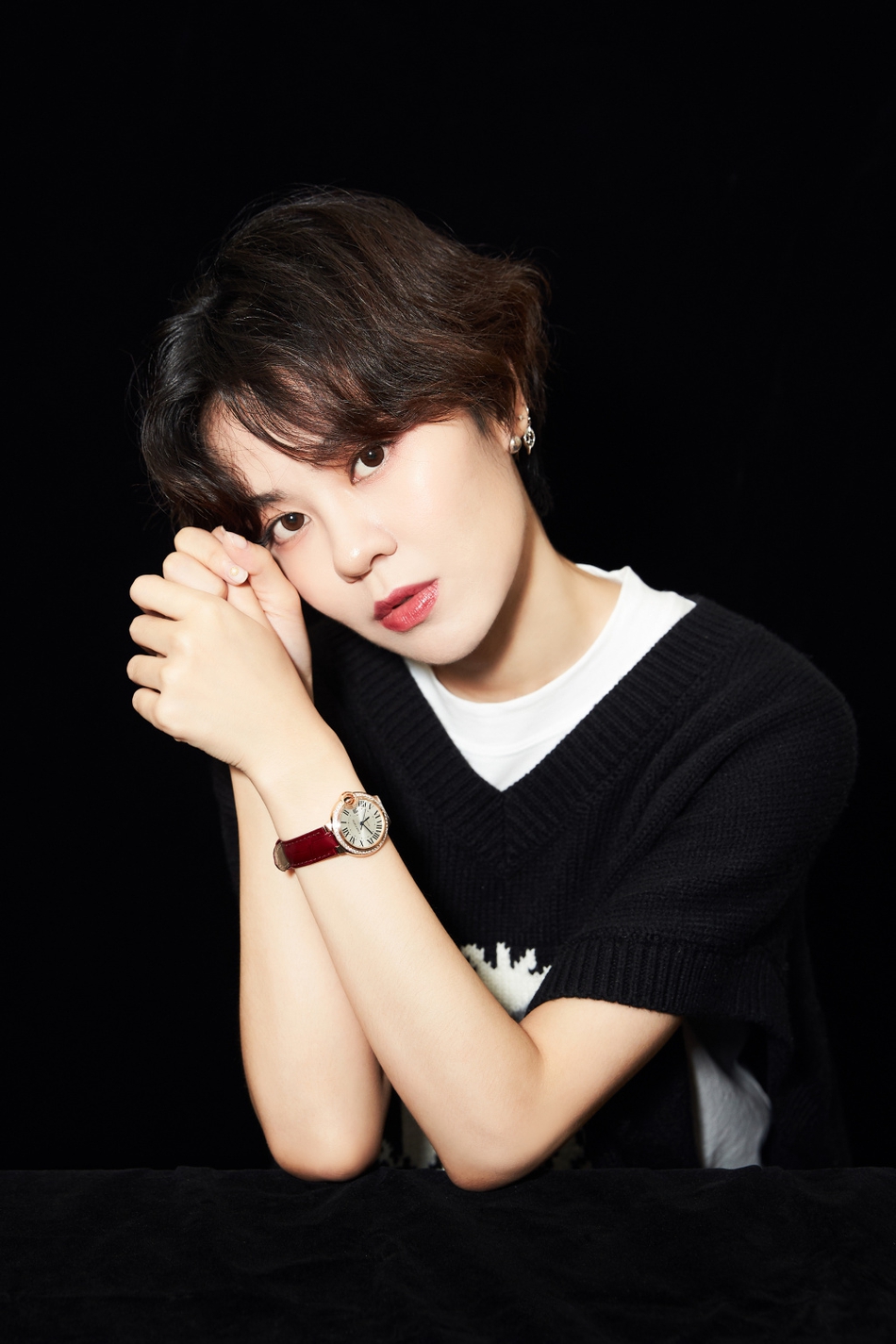 日前,郁可唯出席某活动,着装可爱童心十足,三首歌曲连唱把气氛推向