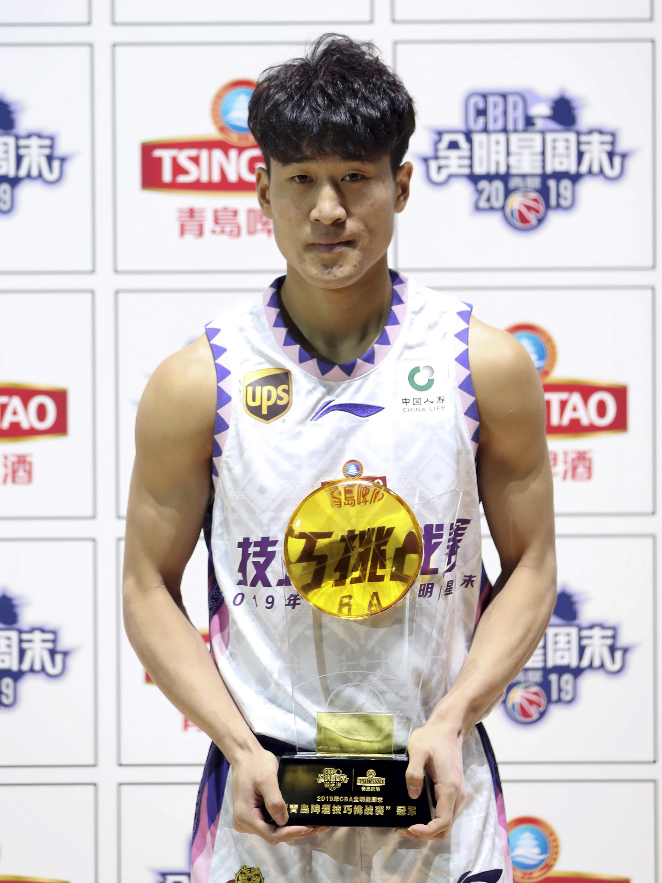 篮球——cba全明星周末:姜伟泽获得技巧挑战赛冠军(2)