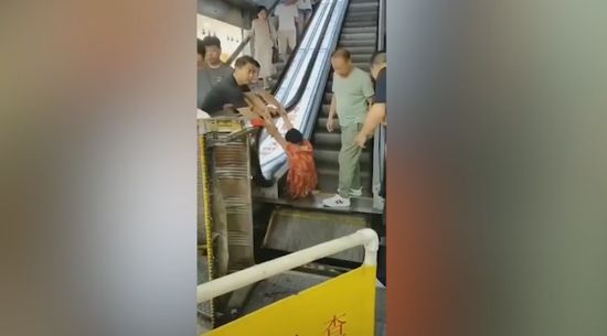 商场电梯又"吃人"!女子双腿卡入扶梯缝隙,左小腿当场被截断!
