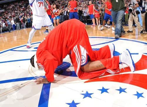 nba十大君子,nba十大感人瞬间,姚明为国争光,邓肯怒拍地板!