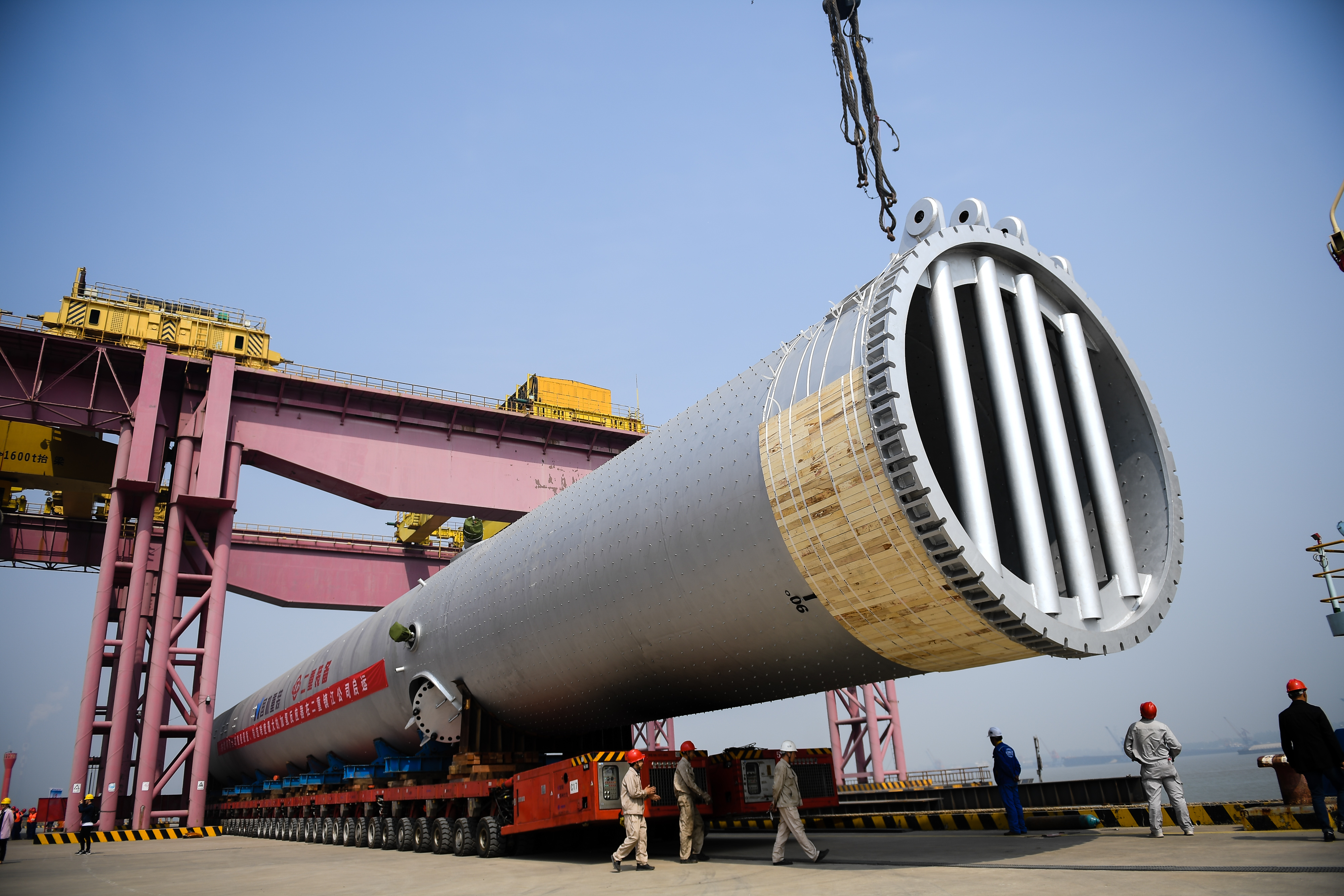 江苏镇江:世界最重加氢反应器发运 创长江航道最重吊装纪录(7)