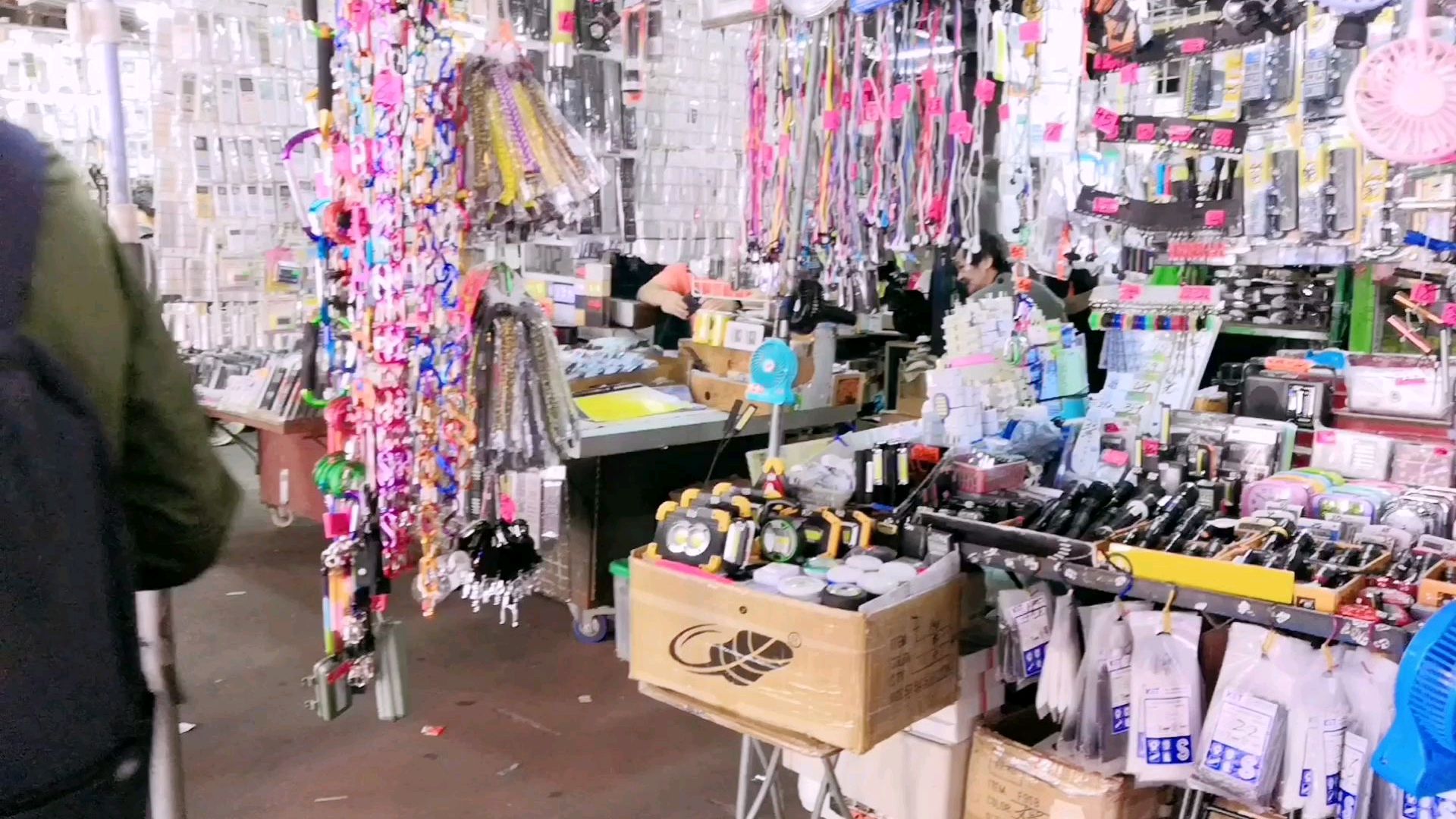 香港深水埗鸭寮街,商品齐全,一条街都是具有法式建筑的唐楼