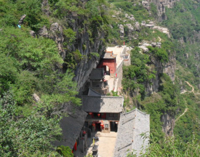 太行山深处的悬崖古寺,凿了近60年才完工,距今已有400