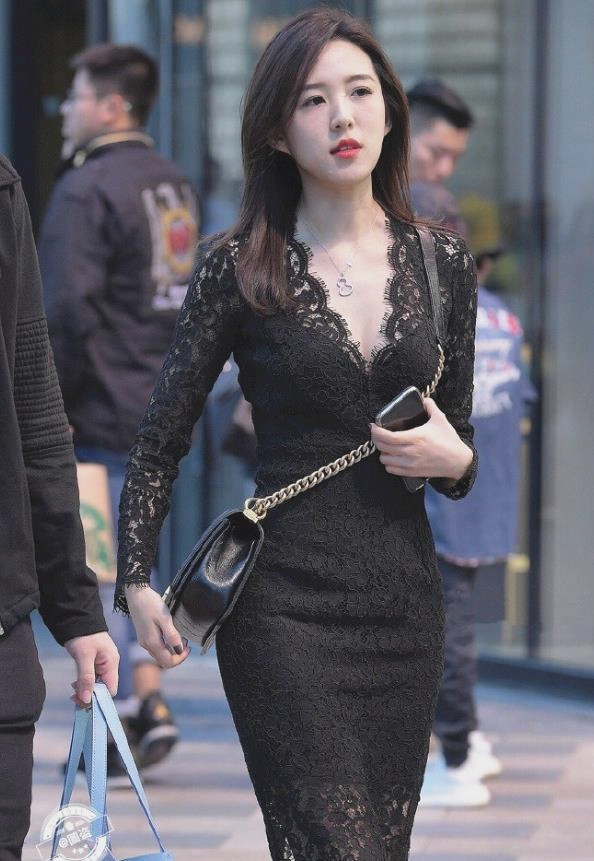 街拍:美女身穿v领抹胸,搭配高腰牛仔裤,一双大长腿霸屏!