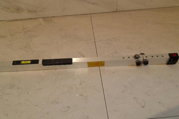 垂直度可以用2m靠尺紧靠被侧面,待指针停止摆动显示的刻度值就是垂直