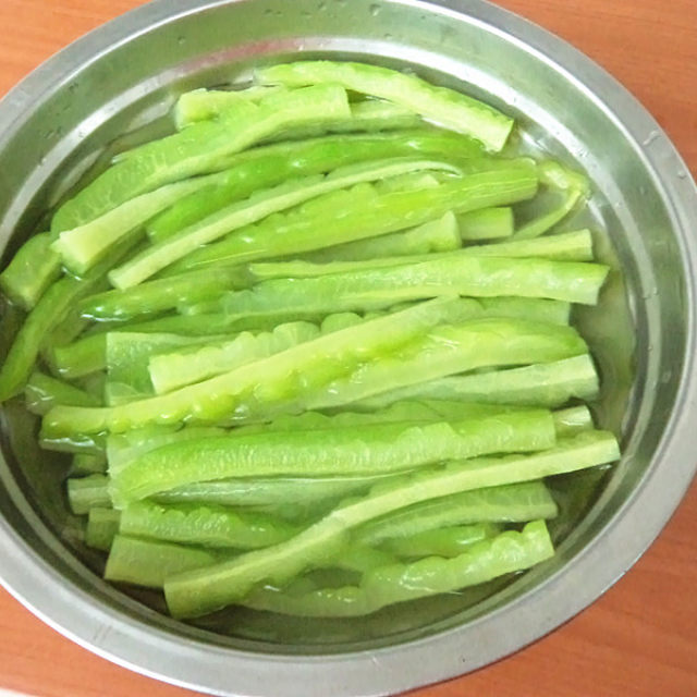 白灼苦瓜,保留了苦瓜原有的清鲜真本味,拯救夏日没食欲