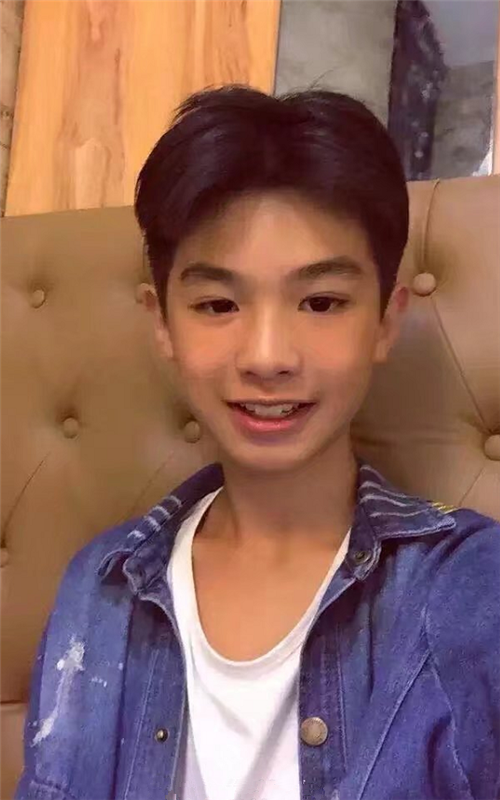 npc9位成员幼时照曝光,justin小时候是这样?范丞丞变化最大!