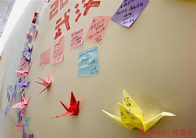 抗疫一线的男士们,为女战友们做了件暖心的事