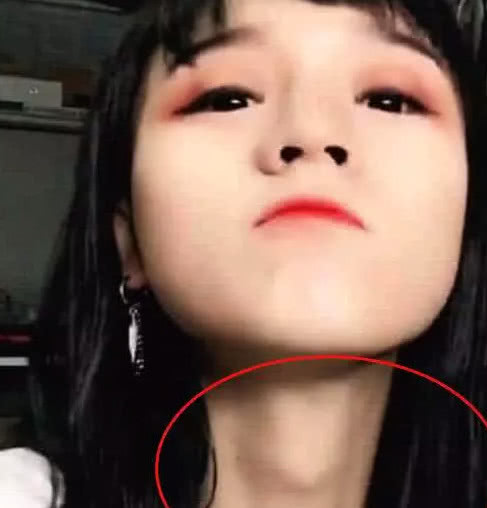 "女装大佬"意外走红像极了少女,露出喉结脱粉无数,网友:吓人