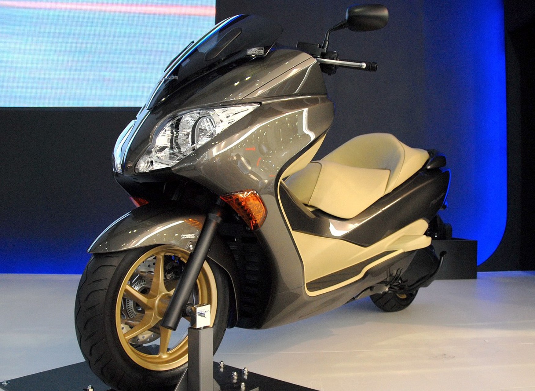 天鹰150踏板摩托车是一款高端配置,动力强劲,安全性高,油耗低,续航