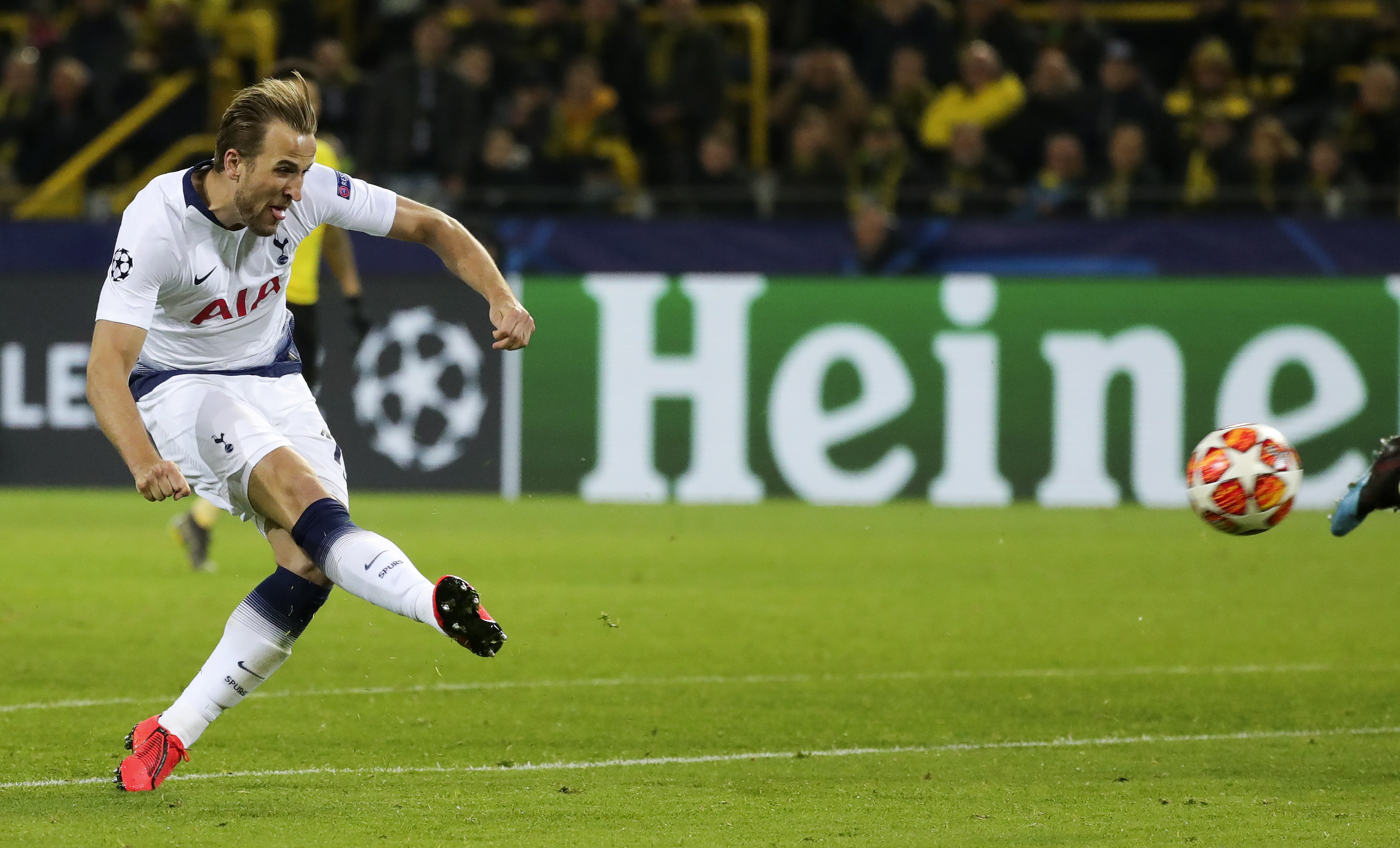 足球——欧冠联赛:热刺晋级八强