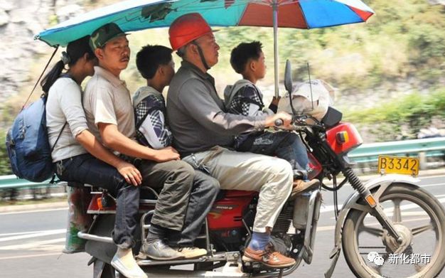 年关了,摩托车载客都涨价十元起步了