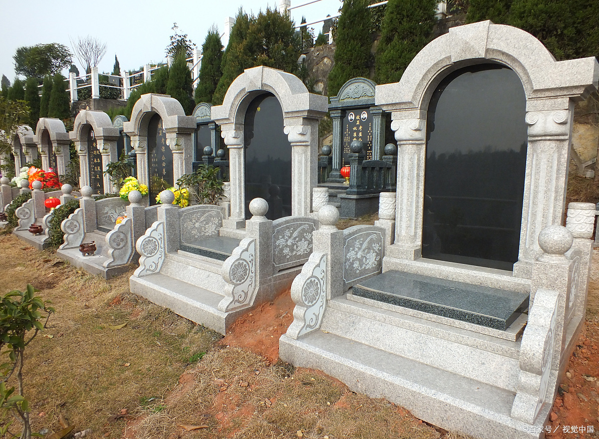 采访唐山墓地夜班巡逻员,工资1万2,贡品随便吃,就点外卖费劲